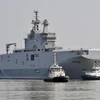 Tàu Sevastopol Mistral trong lần chạy thử đầu tiên ngoài khơi Saint-Nazaire, Tây Bắc Pháp ngày 16/3. (Nguồn: AFP/TTXVN)