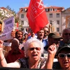 Hàng ngàn người Bồ Đào Nha xuống đường ở thủ đô Lisbon biểu tình phản đối các biện pháp kinh tế khắc khổ của chính phủ. (Nguồn: THX/TTXVN)