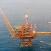 (Ảnh do Bộ Quốc phòng Nhật Bản cung cấp): Giàn khoan dầu của Trung Quốc trên Biển Hoa Đông. (Nguồn: AFP/TTXVN)
