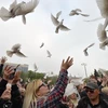 Chim bồ câu được phóng sinh tại quảng trường Kulikove Pole ở Odessa trong lễ tưởng niệm ngày 2/5. (Nguồn: AFP/TTXVN)