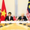 Thủ tướng Nguyễn Tấn Dũng và Thủ tướng Najib Razak ký Tuyên bố về Khuôn khổ quan hệ Đối tác chiến lược Việt Nam-Malaysia. (Ảnh: Đức Tám/TTXVN)