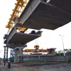 Lắp đặt dầm cầu đầu tiên của dự án xây dựng đường sắt đô thị số 1 - Thành phố Hồ Chí Minh. (Ảnh: Hoàng Hải/TTXVN)