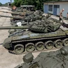 Quân nhân Ukraine kiểm tra các xe tăng T-72 tại thành phố miền tây Lviv ngày 7/8. (Nguồn: AFP/TTXVN)