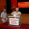 Tổng Bí thư Nguyễn Phú Trọng và các vị lãnh đạo và nguyên lãnh đạo Đảng, Nhà nước tham gia quyên góp ủng hộ đồng bào. (Ảnh: Trí Dũng/TTXVN)