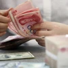 Kiểm tiền NDT tại ngân hàng ở Linyi, tỉnh Sơn Đông, miền Đông Trung Quốc ngày 11/8. (Nguồn: THX/TTXVN)