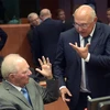 Bộ trưởng Tài chính Đức Wolfgang Schauble (trái) và Bộ trưởng Tài chính Pháp Michel Sapin tại phiên họp của Eurogroup. (Nguồn: AFP/TTXVN)