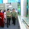 Các đại biểu tham quan phòng trưng bày hiện vật của Bảo tàng Công an Hà Nội. (Ảnh: Doãn Tấn/TTXVN)
