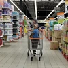 Người dân Malaysia mua hàng tại một siêu thị ở thủ đô Kuala Lumpur trong ngày đầu áp dụng thuế hàng hóa và dịch vụ (GST). (Nguồn: AFP/TTXVN)