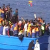 Tàu chở người di cư ngoài khơi Libya. (Nguồn: AFP/TTXVN)