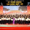 98 thủ khoa xuất sắc tốt nghiệp các trường Đại học, Học viện trên địa bàn thành phố Hà Nội chụp ảnh chung với các đại biểu. (Ảnh: Phạm Kiên/TTXVN)
