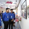 Các đoàn viên thanh niên Lào tham quan triển lãm 70 năm ngành Ngoại giao Việt Nam tại Lào. (Ảnh: Phạm Kiên/TTXVN)