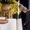 Nhật Hoàng Akihito (phải), Hoàng hậu Michiko tại lễ tưởng niệm các nạn nhân chiến tranh ở Tokyo. (Nguồn: AFP/TTXVN)