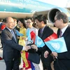 Cán bộ nhân viên Phái đoàn thường trực Việt Nam tại Liên hợp quốc đón Chủ tịch Quốc hội Nguyễn Sinh Hùng tại sân bay. (Ảnh: Nhan Sáng/TTXVN)