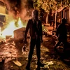 Phiến quân người Kurd ném bom xăng trong cuộc đụng độ với cảnh sát tại quận Gazi, Istanbul ngày 27/8. (Nguồn: AFP/TTXVN)
