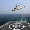 Máy bay trực thăng cất cánh từ tàu sân bay của hải quân Trung Quốc tham gia cuộc diễn tập tại Thanh Đảo ngày 23/4.(Nguồn: THX/TTXVN)