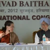 Chủ tịch Đảng Quốc Đại Ấn Độ Sonia Gandhi (trái) và Thủ tướng Ấn Độ Manmohan Singh tại hội nghị. (Nguồn: AFP/TTXVN)