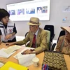 Người dân Hàn Quốc đăng ký gặp lại người thân bị ly tán đang sống ở Triều Tiên, tại văn phòng Hội Chữ thập Đỏ ở Seoul ngày 7/9. (Nguồn: AFP/TTXVN)