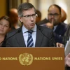 Đặc phái viên LHQ về vấn đề Libya Bernardino Leon (giữa) trong buổi họp báo tại cuộc đàm phán hòa bình của Libya ở Geneva (Thụy Sĩ) ngày 4/9. (Nguồn: AFP/TTXVN)