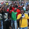 Biểu tình phản đối hành động giam giữ Tổng thống lâm thời Michel Kafando và Thủ tướng Isaac Zida của nhóm cận vệ tại Ouagadougou. (Nguồn: Reuters/TTXVN)