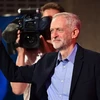 Ông Jeremy Corbyn trước những người ủng hộ sau khi đắc cử Chủ tịch Công đảng Anh tại London ngày 12/9. (Nguồn: AFP/ TTXVN)