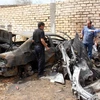 Nhân viên an ninh điều tra tại hiện trường vụ đánh bom ở Libya. (Nguồn: THX/TTXVN)