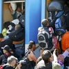 Người di cư chen lên tàu tại nhà ga ở Beli Manastir, Croatia ngày 18/9. (Nguồn: Reuters/TTXVN)