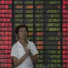 Nhà đầu tư theo dõi tỉ giá chứng khoán tại thủ đô Bắc Kinh, Trung Quốc ngày 1/9. (Nguồn: AFP/TTXVN)