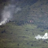 Khói bốc lên sau các vụ đấu pháo giữa lực lượng biên phòng Ấn Độ và Pakistan tại khu vực tranh chấp Kashmir ngày 18/8. (Nguồn: AFP/TTXVN)