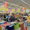 Khách hàng mua sắm tại siêu thị Co.opmart Đinh Tiên Hoàng. (Ảnh: Thanh Vũ/TTXVN)