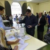 Cử tri Catalonia bỏ phiếu tại một điểm bầu cử ở Barcelona ngày 27/9. (Nguồn: AFP/TTXVN)