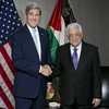 Ngoại trưởng Mỹ John Kerry (trái) có cuộc gặp với Tổng thống Palestine Mamoud Abbas ngày 26/9. (Nguồn: AFP/TTXVN)