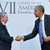 Tổng thống Mỹ Barack Obama (phải) và Chủ tịch Cuba Raul Castro trong cuộc gặp tại Hội nghị thượng đỉnh châu Mỹ lần thứ 7 ở Panama ngày 11/4. (Nguồn:AFP/TTXVN)