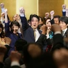 Thủ tướng Nhật Bản Shinzo Abe (giữa) và các nghị sỹ LDP thể hiện quyết tâm tranh cử Chủ tịch LDP ở Tokyo ngày 8/9. (Nguồn: AFP/TTXVN)
