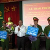 Chủ tịch UBND tỉnh Bắc Giang Nguyễn Văn Linh trao thưởng cho các đơn vị. (Ảnh: Dương Trí/TTXVN)