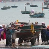 Bà con ngư dân phường An Hải Tây, quận Sơn Trà (Đà Nẵng) khẩn trương đưa tàu thuyền lên bờ phòng tránh bão số 3. (Ảnh: Văn Sơn/TTXVN)