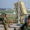 Binh sỹ Israel tuần tra tại khu vực triển khai khẩu đội tên lửa Vòm Sắt ở Cao nguyên Golan ngày 20/1. AFP/TTXVN