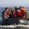 Người di cư từ Syria tới đảo Lesbos của Hy Lạp sau khi vượt biển Aegean từ bờ biển Thổ Nhĩ Kỳ ngày 3/10. (Nguồn: Reuters/TTXVN)