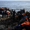 Người di cư từ Syria tới đảo Lesbos của Hy Lạp sau khi vượt biển Aegean từ bờ biển Thổ Nhĩ Kỳ ngày 3/10. (Nguồn: AFP/TTXVN)