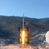 Tên lửa Unha-3 rời bệ phóng ở Trung tâm giám sát vệ tinh huyện Cholsan, tỉnh Bắc Pyongan tháng 12/2012. (Nguồn: Reuters/TTXVN)
