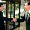 Trưởng đoàn đàm phán Hàn Quốc Lee Duck-hang (phải) và người đồng nhiệm Triều Tiên Pak Yong-il trước cuộc họp về vấn đề đoàn tụ ở làng Panmunjom ngày 7/9. (Nguồn: Yonhap/TTXVN)