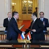 Tổng thống Ai Cập Abdel Fattah al-Sisi và Tổng thống Nga Vladimir Putin chứng kiến lễ ký Biên bản ghi nhớ về việc Moskva hỗ trợ Cairo xây nhà máy điện hạt nhân đầu tiên. (Nguồn: AFP/TTXVN)