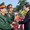 Các vị lãnh đạo Quân khu I đón Chủ tịch nước Trương Tấn Sang. (Ảnh: Trọng Đức/TTXVN)