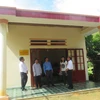 Bàn giao nhà ‘Đại đoàn kết” cho hộ nghèo ở xã Za Hung, huyện Đông Giang, tỉnh Quảng Nam. (Ảnh: Đoàn Hữu Trung/TTXVN)