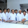 Chủ tịch Quốc hội Nguyễn Sinh Hùng thăm Nhà máy chế biến thực phẩm Mitraco, tại thị xã Kỳ Anh. (Ảnh: Nhan Sáng/TTXVN)