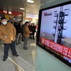 Người dân Hàn Quốc theo dõi vụ phóng tên lửa của CHDCND Triều Tiên trên truyền hình tại nhà ga ở Seoul. (Nguồn: AFP/TTXVN)