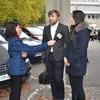 Hai luật sư Amélie Lefèbvre và Bertrand Repolt trả lời phỏng vấn phóng viên TTXVN sau phiên tòa ngày 15/10 tại Tòa Đại hình Evry. (Ảnh: Bích Hà/Vietnam+)