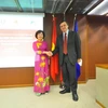 Thứ trưởng Bộ công thương Hồ Thị Kim Thoa và ông Carlo Calenda, thứ trưởng Bộ phát triển kinh tế Italy bên lề cuộc họp. (Ảnh: Đức Hòa/Vietnam+)