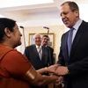 Ngoại trưởng Nga Sergei Lavrov (phải) và Ngoại trưởng Ấn Độ Sushma Swaraj (trái) tại cuộc gặp ở Moskva ngày 20/10. (Nguồn: AFP/TTXVN)