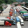 Các xe container chở hàng hóa tập kết tại bãi xe ở cửa khẩu Tân Thanh chờ làm thủ tục để xuất khẩu qua biên giới. (Ảnh: Thái Thuần/TTXVN)