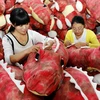 Công nhân làm việc tại nhà máy sản xuất đồ chơi xuất khẩu ở tỉnh Giang Tô, Trung Quốc ngày 6/9. (Nguồn: AFP/TTXVN)